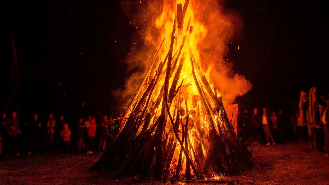 Hexenfeuer für Groß und Klein © Niko_Cingaryuk'/CanvaPro